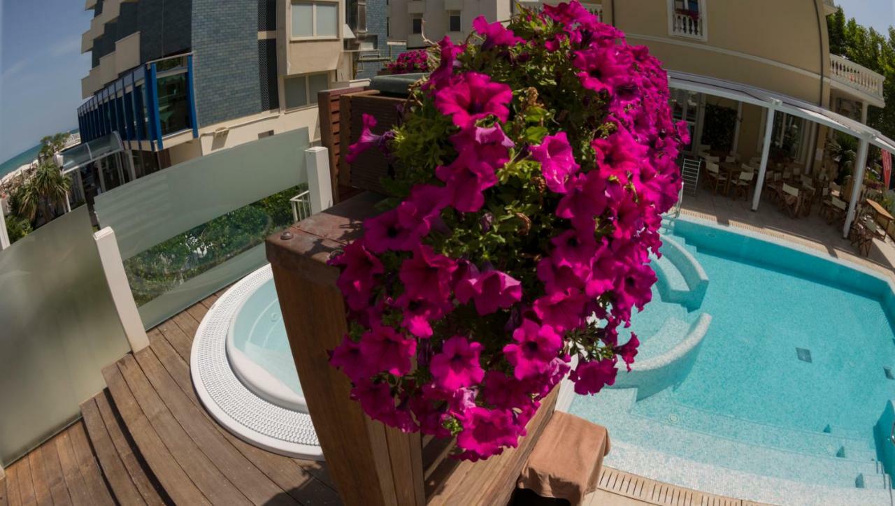 Novecento Suite Hotel Riccione Esterno foto