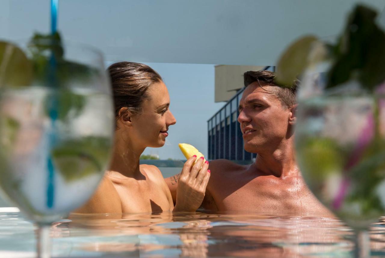 Novecento Suite Hotel Riccione Esterno foto